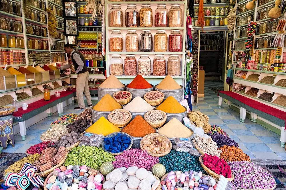 Une échoppe d’épices dans les souks de Marrakech